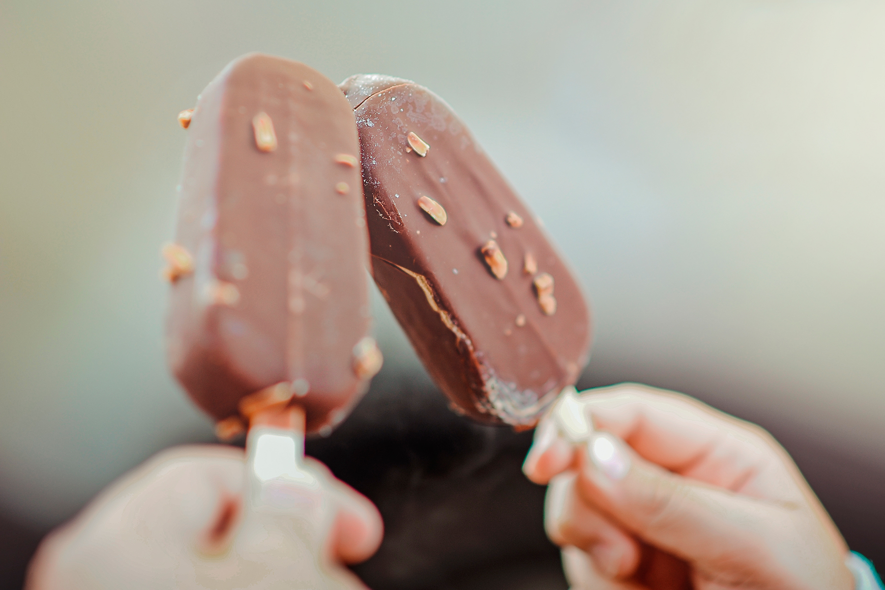 Мороженое в шоколаде на палочке