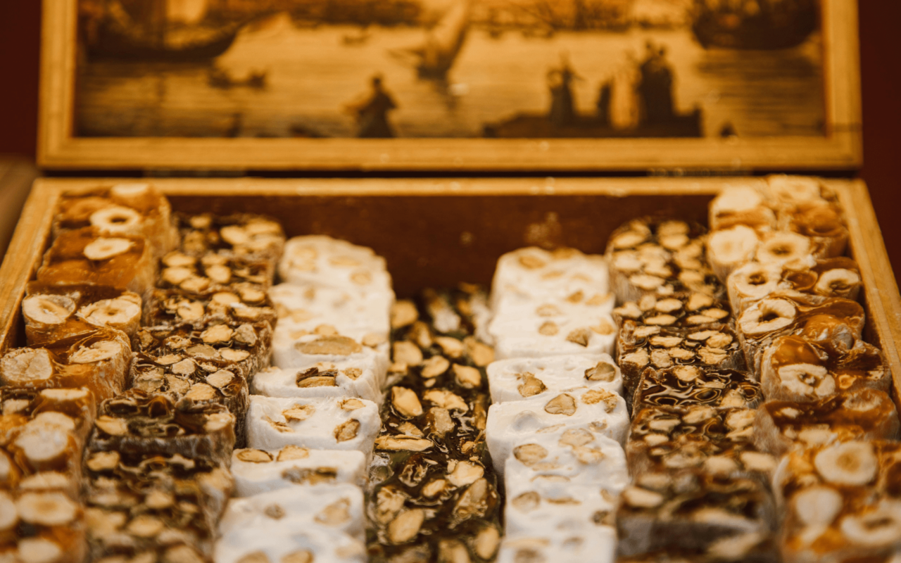 Il Torrone: storia, curiosità e tradizioni di un dolce natalizio senza tempo 