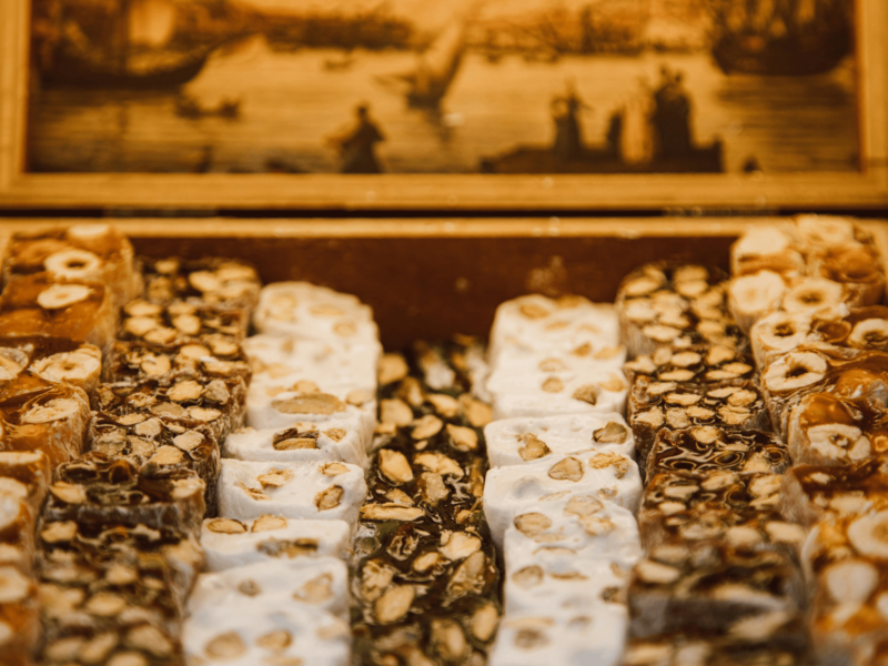 Il Torrone: storia, curiosità e tradizioni di un dolce natalizio senza tempo 